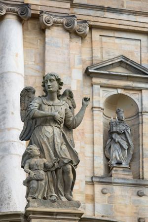 statue